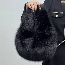 将图片加载到图库查看器，Faux Fur Clutch
