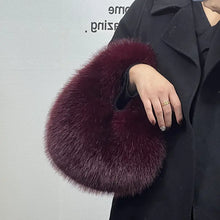 将图片加载到图库查看器，Faux Fur Clutch
