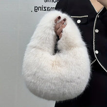 将图片加载到图库查看器，Faux Fur Clutch
